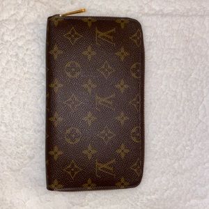 Great to put in your purse and organizes money/ cards